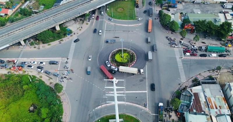 Tình trạng kẹt xe ùn ứ tại Vòng xoay Phú Hữu Nguyễn Duy Trinh giờ cao điểm